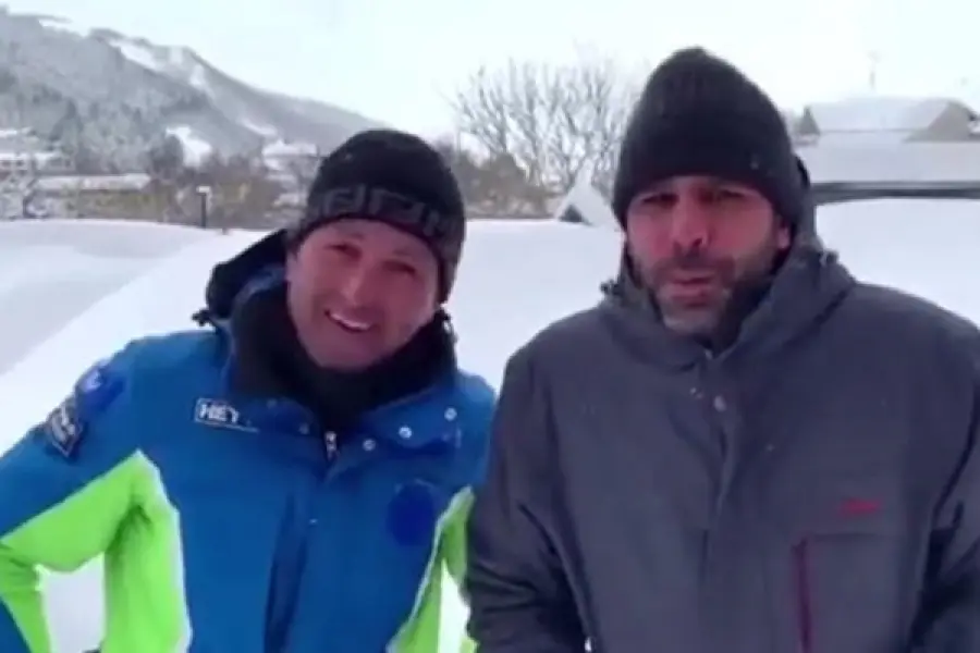 Roccaraso, Checco Zalone bloccato dalla neve: video virale
