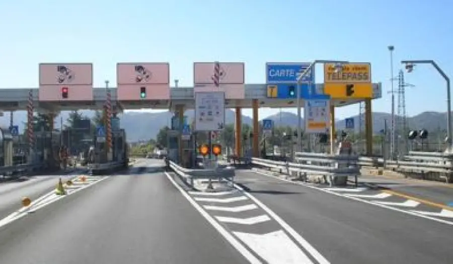 Motosega al casello autostradale: l'ira contro la colonnina "mangia" carte