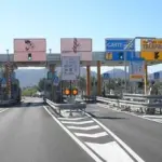 Motosega al casello autostradale: l'ira contro la colonnina 