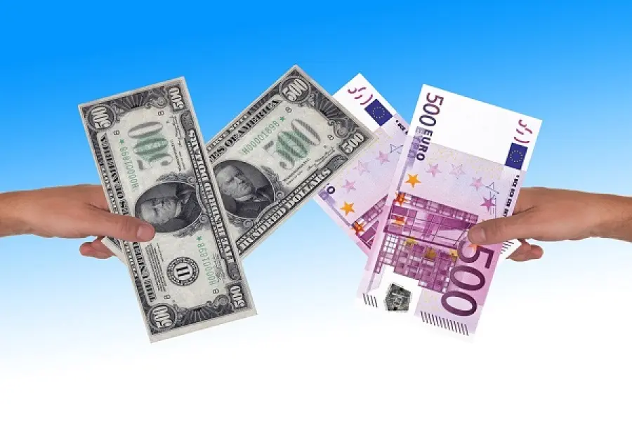 Cambio euro dollaro, vantaggi e rischi di una svalutazione competitiva