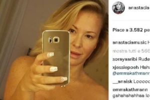 Anastasia nuda su Instagram per esortare le donne a lottare con coraggio contro il cancro