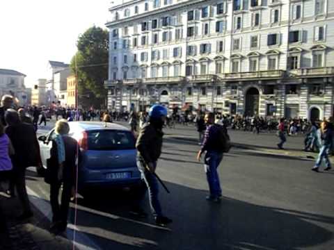 Movimenti per la casa e polizia si scontrano a Roma, in azione gli idranti