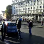 Movimenti per la casa e polizia si scontrano a Roma, in azione gli idranti