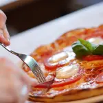 Pordenone, brasiliana picchiata in pizzeria perché non parla friulano